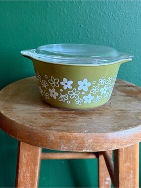 Vintage Pyrex 1 quart casserole dish in Crazy Daisy with glass lid